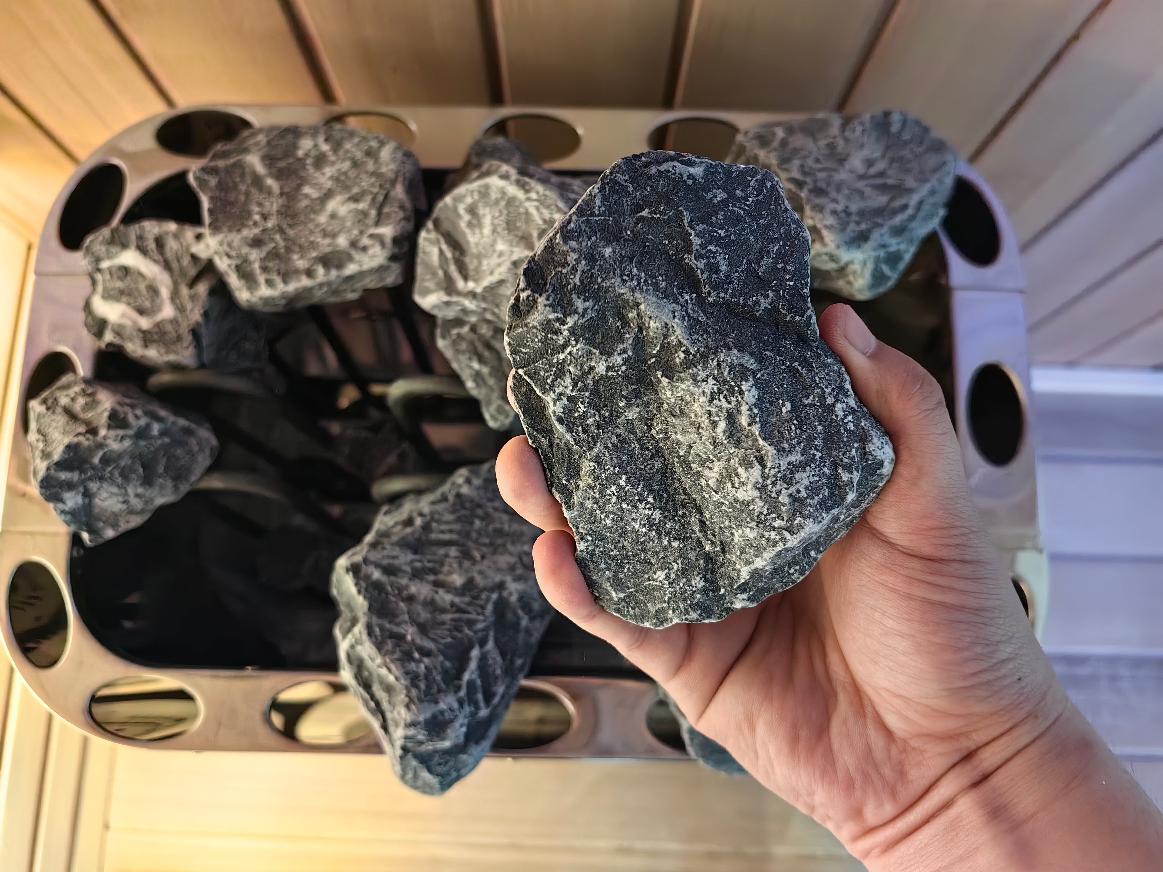 A modern, safe and durable outdoor barrel - shaped sauna made of redwood solid wood, suitable for villa households.