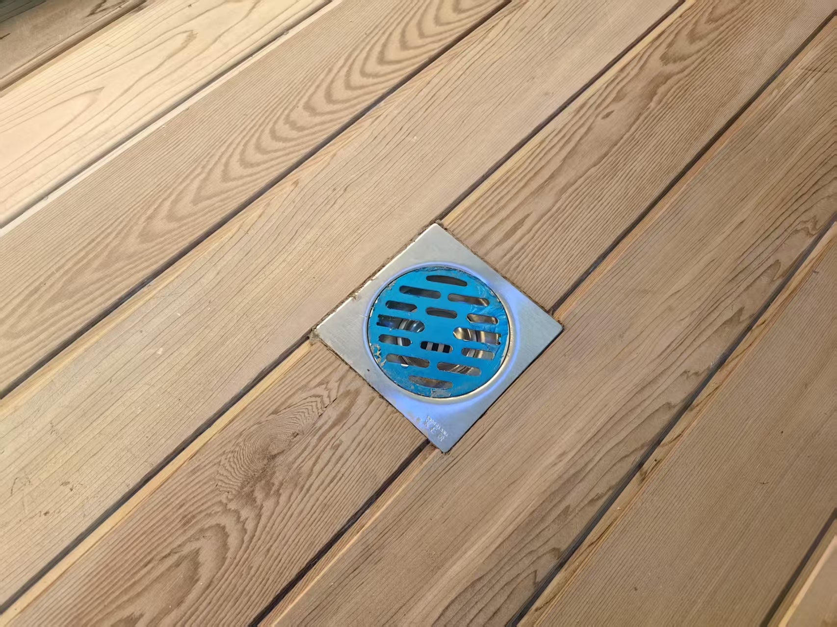 A modern, safe and durable outdoor barrel - shaped sauna made of redwood solid wood, suitable for villa households.