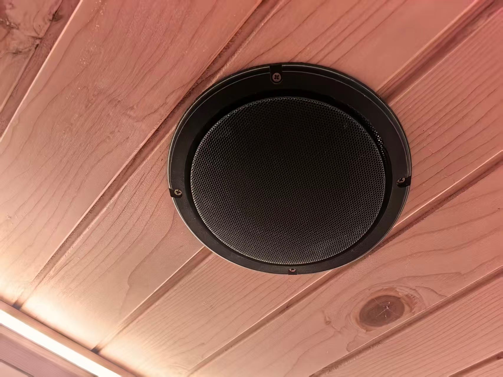 A modern, safe and durable outdoor barrel - shaped sauna made of redwood solid wood, suitable for villa households.