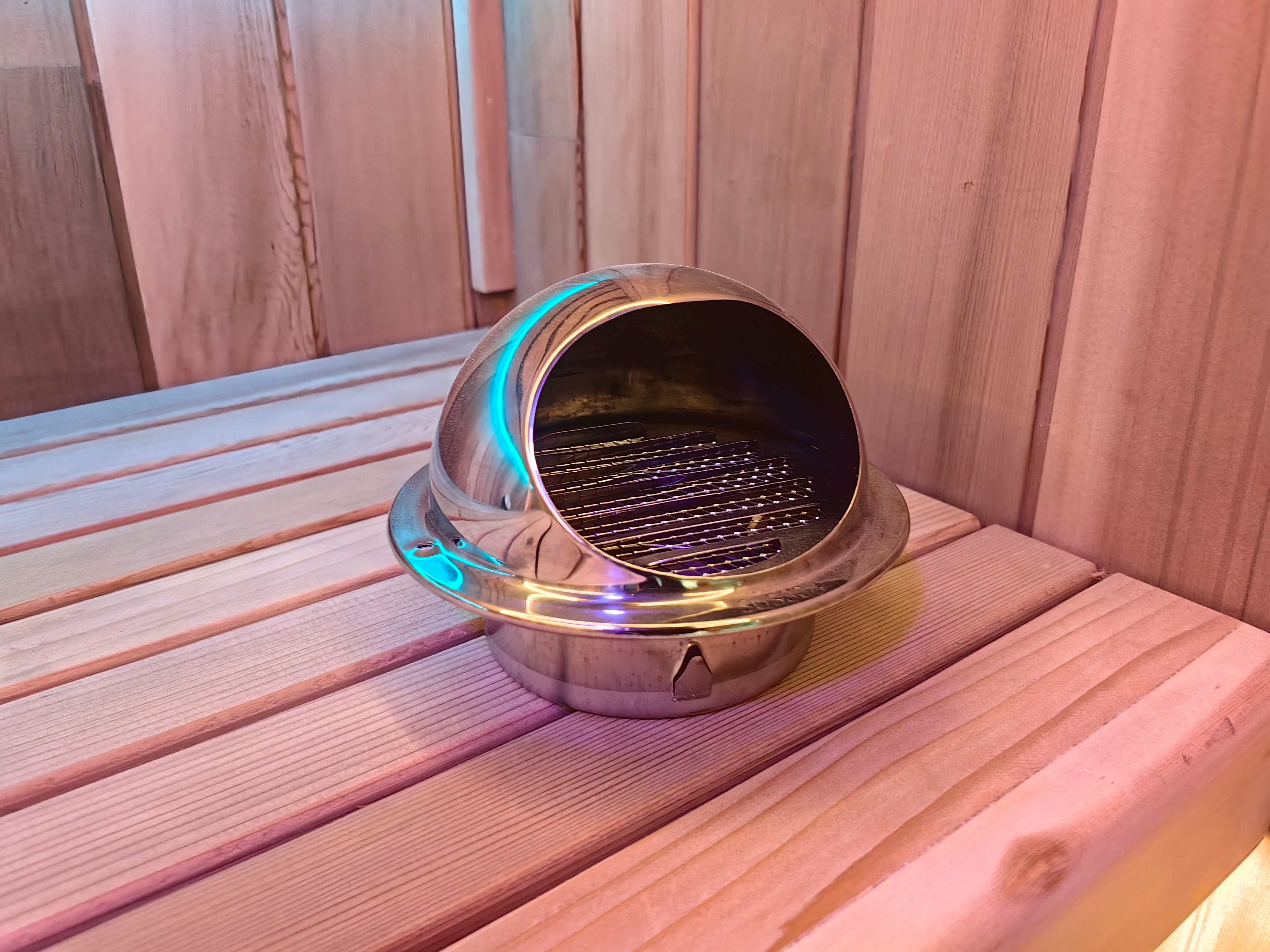 A modern, safe and durable outdoor barrel - shaped sauna made of redwood solid wood, suitable for villa households.