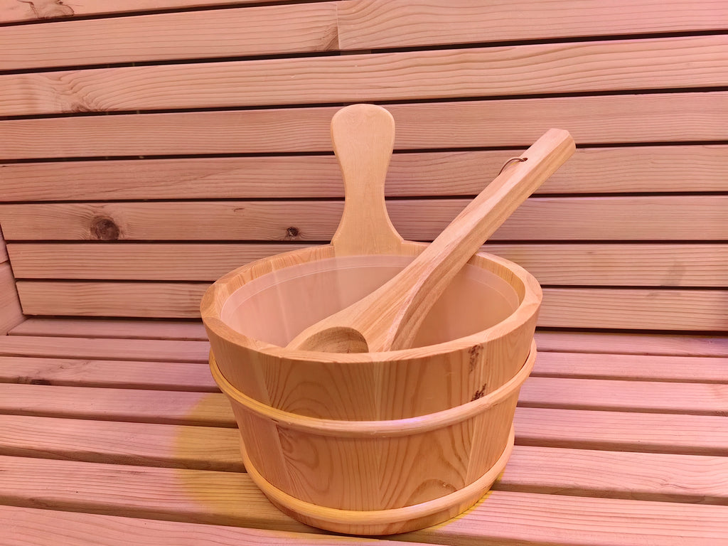 A modern, safe and durable outdoor barrel - shaped sauna made of redwood solid wood, suitable for villa households.