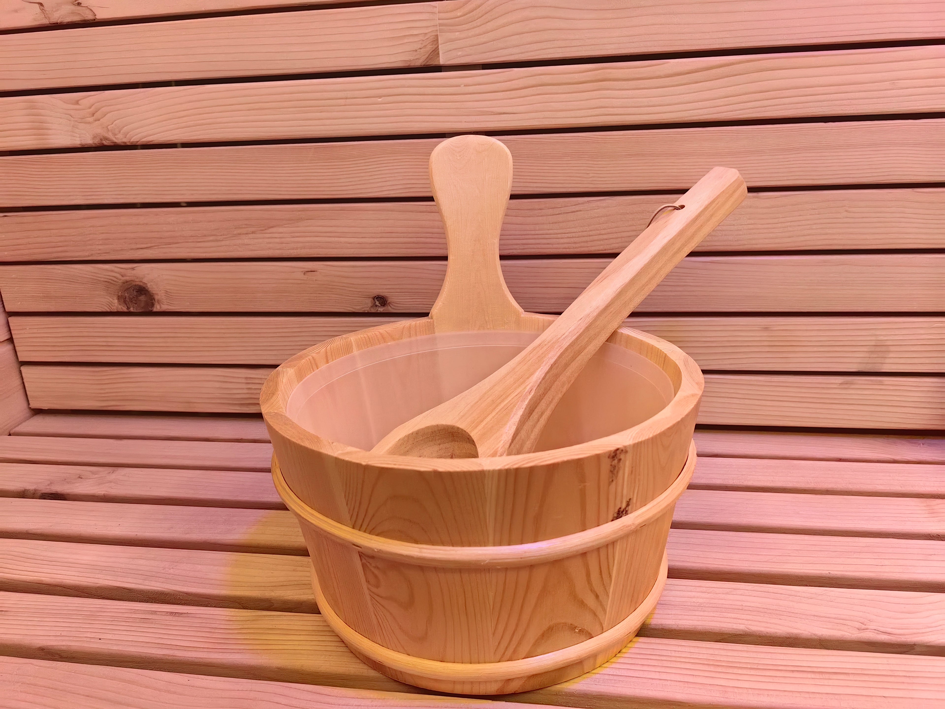 A modern, safe and durable outdoor barrel - shaped sauna made of redwood solid wood, suitable for villa households.